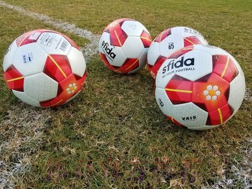 深圳首训 国足提前适应比赛用球